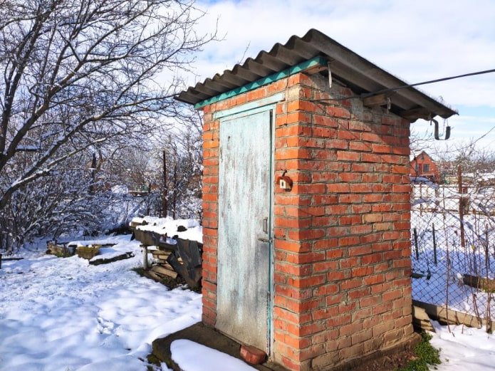 кирпичный туалет зимой