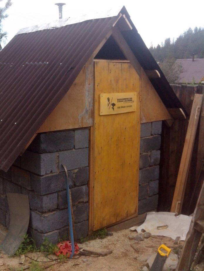 туалет на даче из шлакоблока