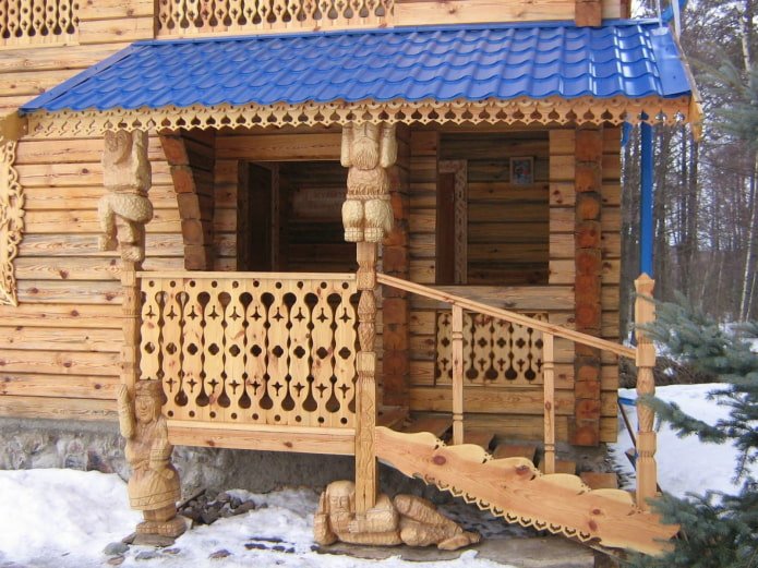 резное крыльцо у дома