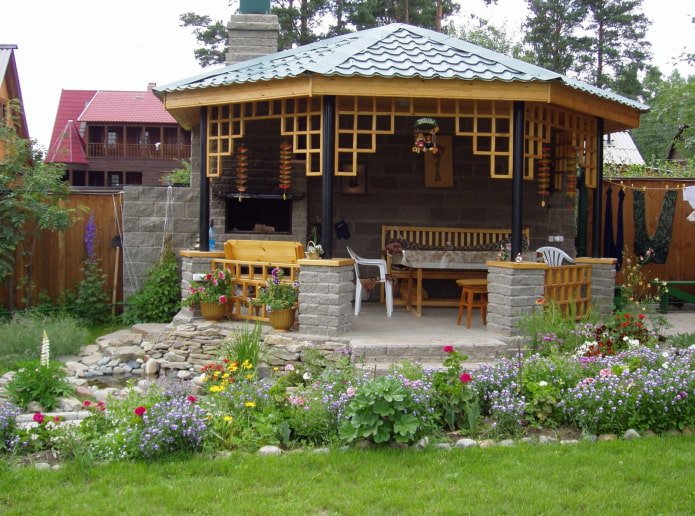 красивая крытая беседка