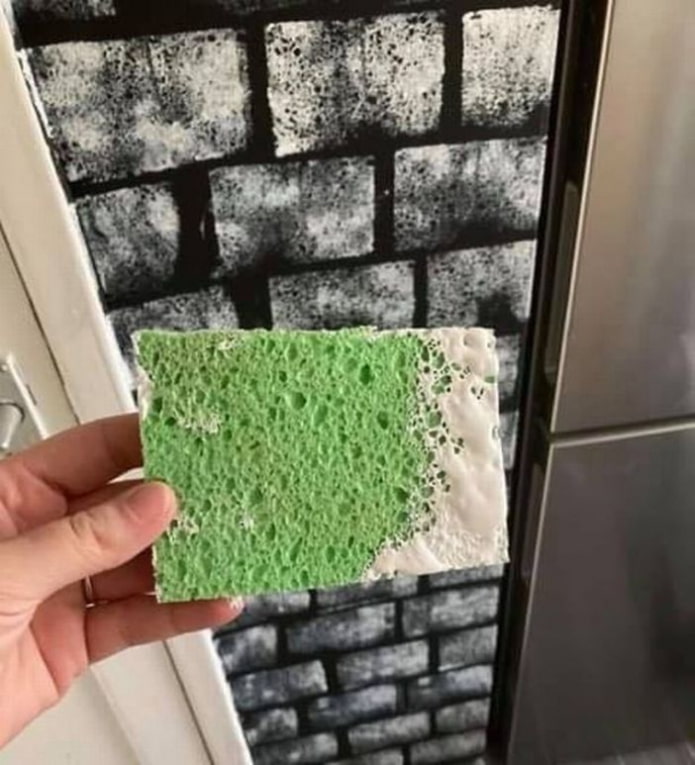 белая кирпичная кладка губкой