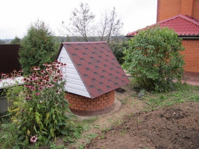 кирпичный колодец с крышей