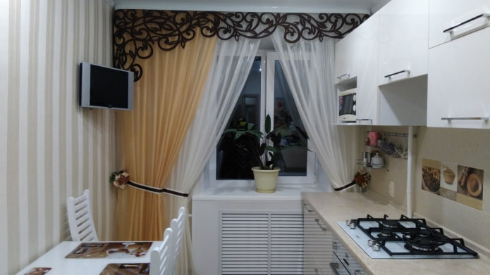 тюль с ламбрекеном на кухне