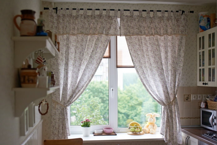 короткие светлые шторы