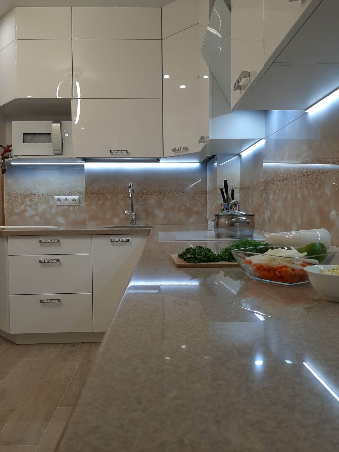 скинали с песчаными мотивами и подсветкой