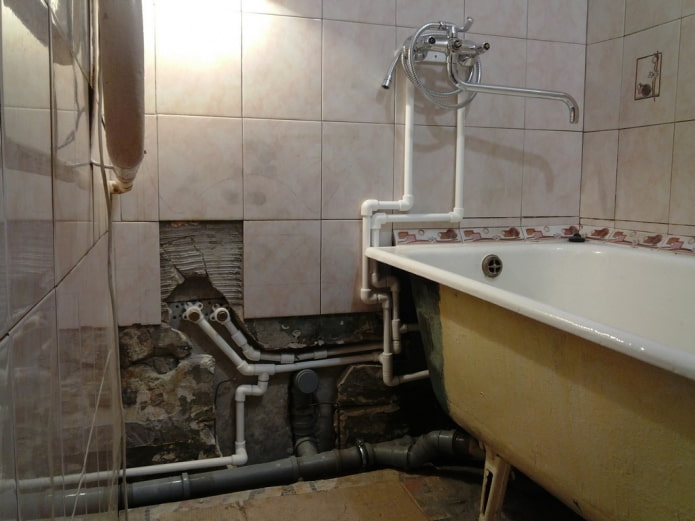 трубы в стене