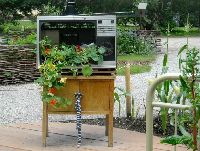 Клумба из старого телевизора